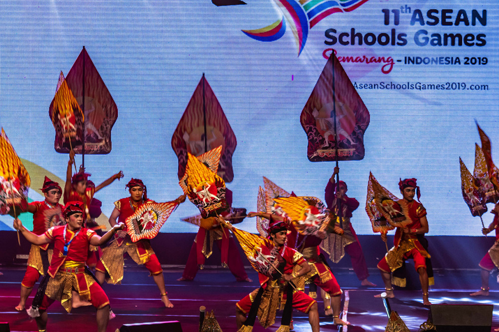 Penari mementaskan Tari Pesona Jawa Tengah dalam pembukaan ASEAN Schools Games XI Tahun 2019 di Holy Stadium Terang Bangsa School, Semarang, Jawa Tengah.