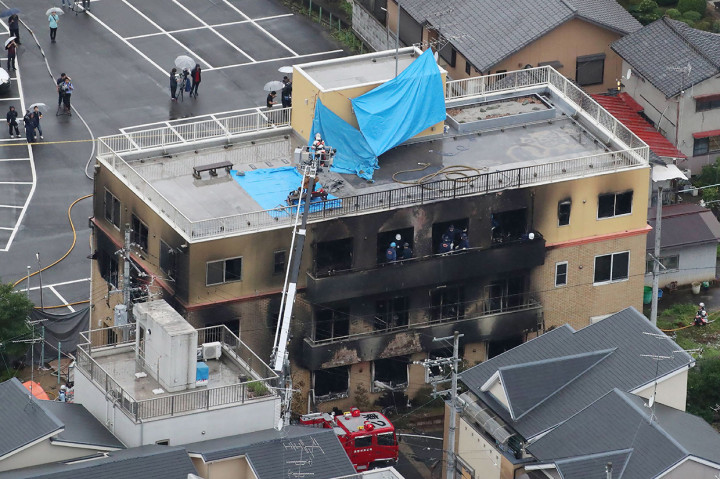 Seorang pria yang dilaporkan menyiram cairan mudah terbakar ke sekeliling gedung sebelum menyalakannya dengan api telah ditahan. Hingga kini, motif pelaku pembakaran belum diketahui. Afp Photo/Jiji Press/Japan OUT