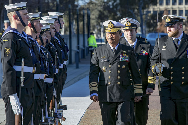Kasal Laksamana TNI Siwi Sukma Adji (tengah) didampingi Australian Chief of Navy, Vice Admiral Michael Joseph Noonan (kedua kanan) memeriksa jajaran pasukan sebelum melaksanakan pertemuan di Canberra, Australia.
