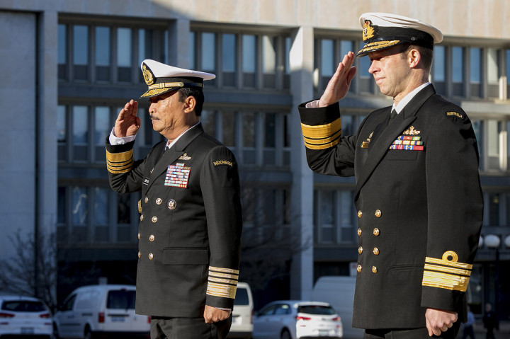 Pertemuan pemimpin Angkatan Laut kedua negara itu antara lain membicarakan perkembangan hubungan bilateral dan situasi regional khususnya mengenai pentingnya menjaga keamanan maritim. 