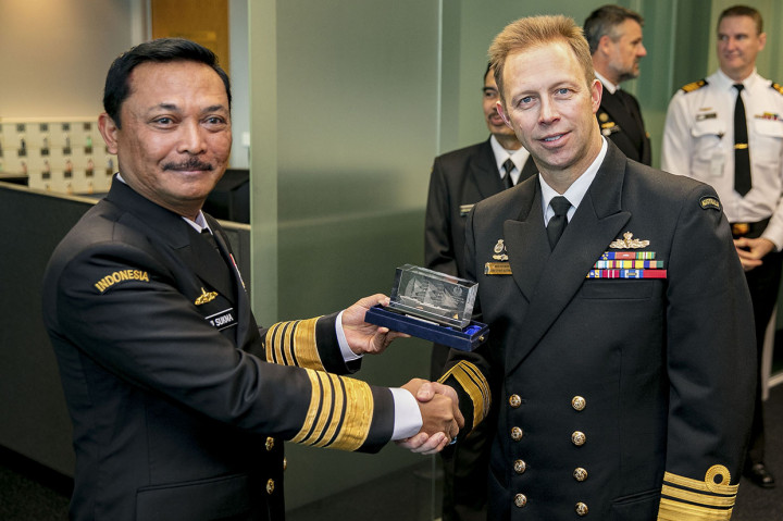 Kasal Laksamana TNI Siwi Sukma Adji (kiri) menyerahkan cinderamarta kepada Australian Chief of Navy, Vice Admiral Michael Joseph Noonan (kedua kanan) saat pertemuan di Canberra, Australia.