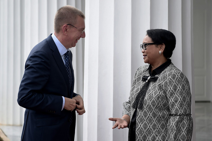 Menteri Luar Negeri Retno LP Marsudi (kanan) berbincang dengan Menlu Latvia Edgars Rink vi s (kiri) saat tiba di Gedung Pancasila, Kementerian Luar Negeri, Jakarta.