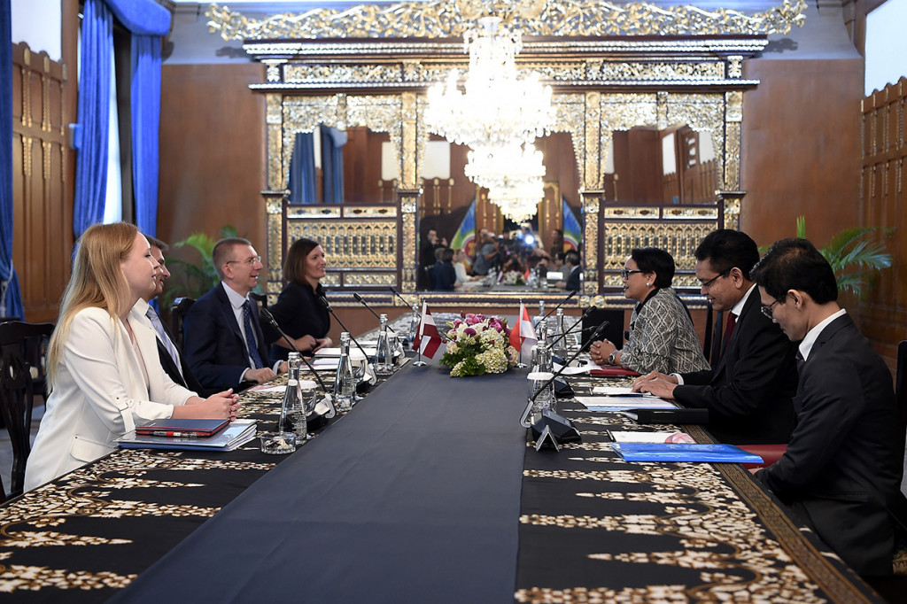 Menteri Luar Negeri Retno LP Marsudi (ketiga kanan) berbincang dengan Menlu Latvia Edgars Rink vi s (ketiga kiri) saat melakukan pertemuan bilateral di Gedung Pancasila, Kementerian Luar Negeri, Jakarta.