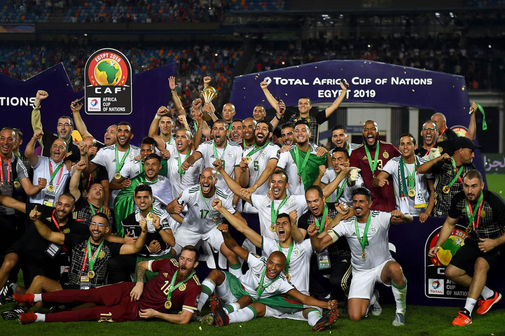 Para pemain Aljazair meluapkan kegembiraan sambil menangkat trofi tinggi-tinggi usai memastikan diri menjadi juara Piala Afrika 2019.