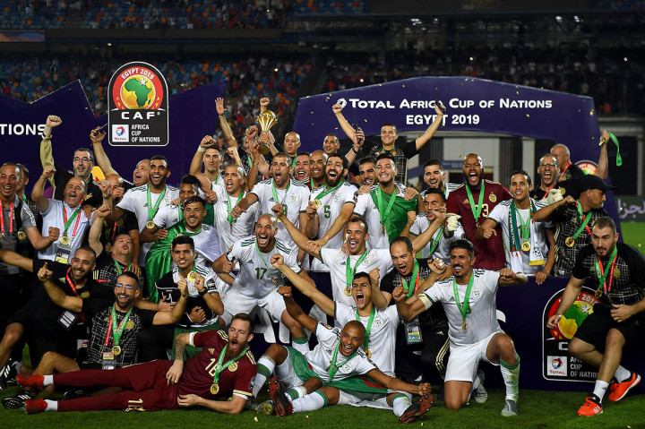Para pemain Aljazair meluapkan kegembiraan sambil menangkat trofi tinggi-tinggi usai memastikan diri menjadi juara Piala Afrika 2019.
