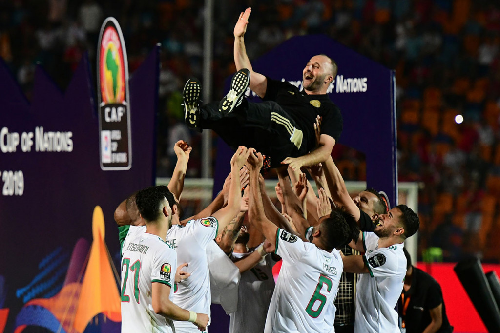 Para pemain Aljazair mengangkat pelatih Djamel Belmadi setelah membawa timnya menjuarai Piala Afrika 2019.