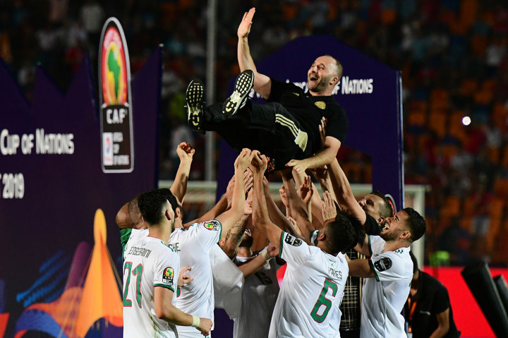 Para pemain Aljazair mengangkat pelatih Djamel Belmadi setelah membawa timnya menjuarai Piala Afrika 2019.