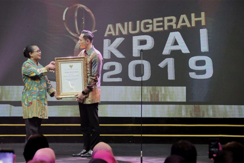 Agus Harimurti Yudhoyono mewakili Presiden ke-6 RI Susilo Bambang Yudhoyono, menerima Piagam Penghargaan Komisi Perlindungan Anak Indonesia yang diberikan oleh Menteri Pemberdayaan Perempuan dan Perlindungan Anak Yohana Yembise, di MNC Conference Hall iNews Tower, Jumat, 19 Juli 2019 malam. 