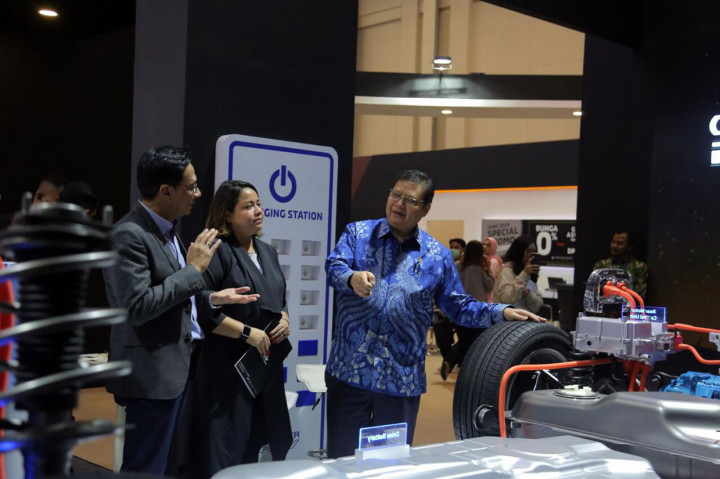 Terkait dengan target pengembangan kendaraan listrik di Indonesia telah tercantum dalam roadmap pengembangan kendaraan bermotor nasional, dimana pada 2025 ditargetkan produksi kendaraan roda empat emisi karbon rendah dan kendaraan listrik mencapai sekitar 20 persen dari total produksi nasional. Dua pabrikan besar yang siap berinvestasi di Indonesia untuk sektor kendaraan listrik adalah Toyota dan Hyundai.