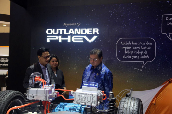 Menteri Perindustrian Airlangga Hartarto mengunjungi booth Mitsubhisi Motors dan mendapatkan penjelasan mengenai mobil Hybrida.