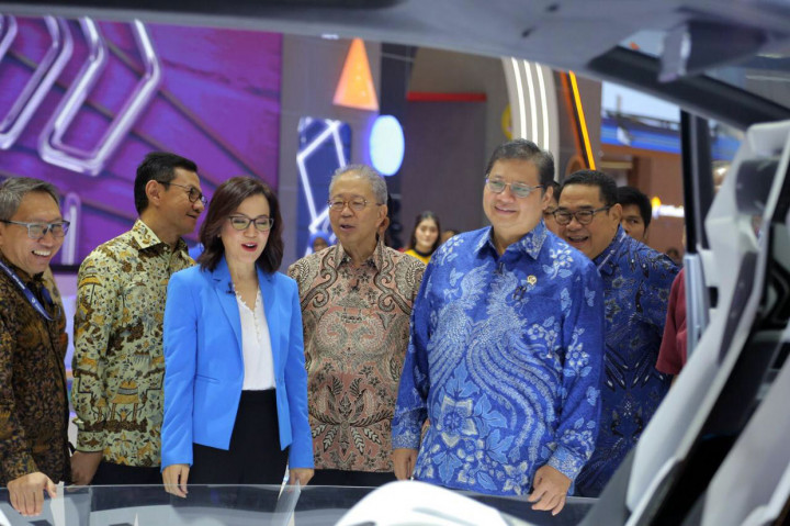 Didampingi Ketua Umum GAIKINDO, Menteri Perindustrian Airlangga Hartarto mengunjungi booth yang menampilkan mobil-mobil dengan teknologi terkini seperti mobil konsep Hy Fun dari Daihatsu.