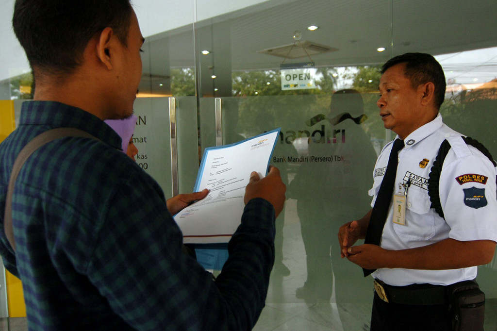 Nasabah mendatangi kantor cabang Bank Mandiri Mataram, Nusa Tenggara Barat, guna menanyakan kejelasan saldo mereka yang mengalami pengurangan dan ada juga yang mengalami penambahan hingga Rp150 juta.
