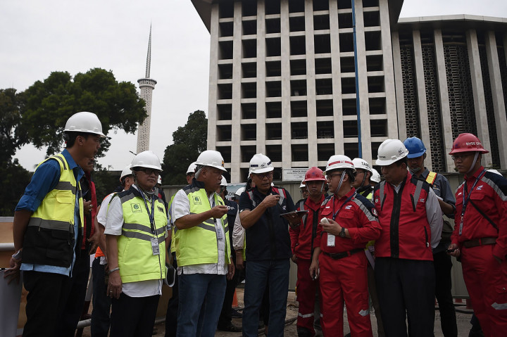 Menteri PUPR Basuki Hadimuljono (ketiga kiri) mendapat penjelasan saat meninjau proyek renovasi Masjid Istiqlal, Jakarta, Sabtu, 20 Juli 2019.