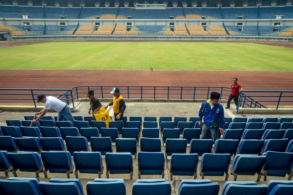 Aksi bersih-bersih yang diikuti oleh Dispora Kota Bandung, TNI, Polri, POL PP, PMI, Dinas Pemadam Kebakaran, serta 24 komunitas di Bandung tersebut bertujuan untuk merawat Stadion GBLA setelah sebelumnya foto kerusakan beberapa bagian stadion kebanggaan warga Jabar tersebut viral di media sosial. 