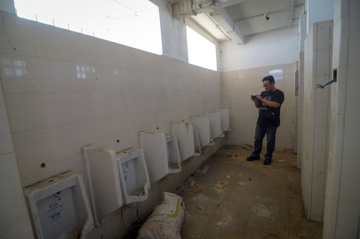 Sebelumnya, foto Stadion GBLA terbengkalai viral di media sosial. Pemerintah Kota Bandung menyatakan rusaknya sebagian fasilitas di stadion kebanggaan warga Jabar tersebut disebabkan oleh kurang memadainya anggaran perawatan yang hanya sebesar Rp1,2 miliar per tahun. 