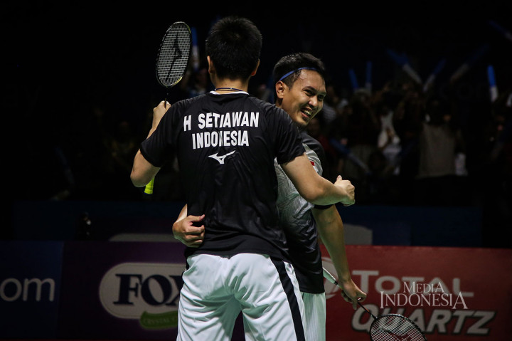 Ganda putra Indonesia Mohammad Ahsan/Hendra Setiawan berpelukan setelah mendapatkan poin terakhir dan mengalahkan ganda putra Jepang Takuro Hoki/Yugo Kobayashi pada babak semifinal Blibli Indonesia Open 2019 di Istora Senayan, Jakarta, Sabtu, 20 Juli 2019.