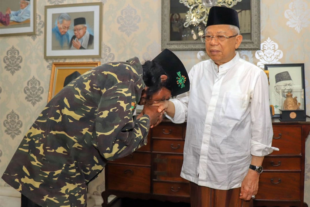 Kiai Ma’ruf Amin menerima kedatangan anggota Banser NU Musi Rawas Utara Maskun Arif Hidayat, di kediamannya Jalan Situbondo, Menteng, Jakarta Pusat, Sabtu, 20 Juli 2019. Ma'ruf Amin mengapresiasi Maskun Arif yang memenuhi nazarnya berjalan kaki dari Musi Rawas Utara, Sumatra Selatan ke Jakarta.