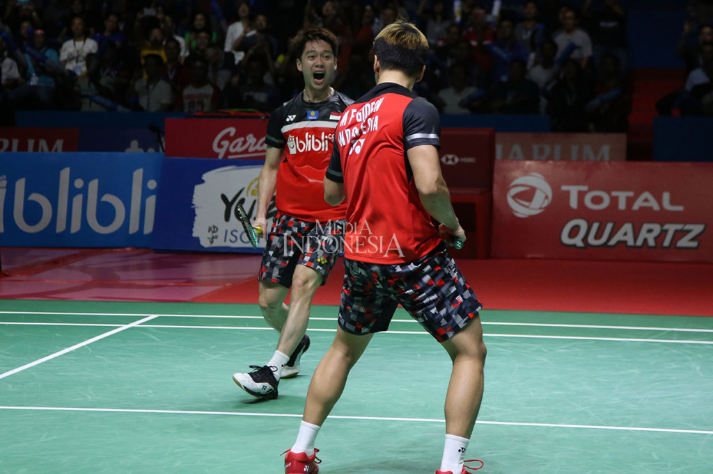 Pebulu tangkis ganda putra Indonesia Marcus Fernaldi Gideon/Kevin Sanjaya Sukamuljo melakukan selebrasi seusai mengalahkan pebulu tangkis ganda putra Tiongkok Li Jun Hui/Liu Yu Chen pada babak Semi final Blibli Indonesia Open 2019 di Istora Senayan, Jakarta, Sabtu, 20 Juli 2019.