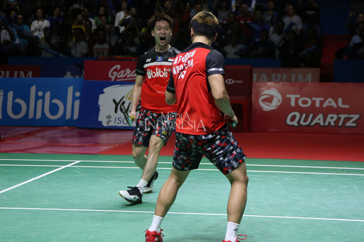 Pebulu tangkis ganda putra Indonesia Marcus Fernaldi Gideon/Kevin Sanjaya Sukamuljo melakukan selebrasi seusai mengalahkan pebulu tangkis ganda putra Tiongkok Li Jun Hui/Liu Yu Chen pada babak Semi final Blibli Indonesia Open 2019 di Istora Senayan, Jakarta, Sabtu, 20 Juli 2019.