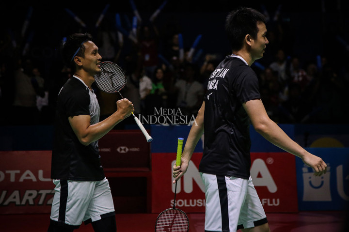 Ahsan Hendra terlebih dahulu meraih tiket ke final seusai mengalahkan pasangan asal Jepang Takuro Hoki/Yugo Kobayashi dalam tiga gim yang berjalan selama 57 menit dengan skor 17-21, 21-19, 21-17.