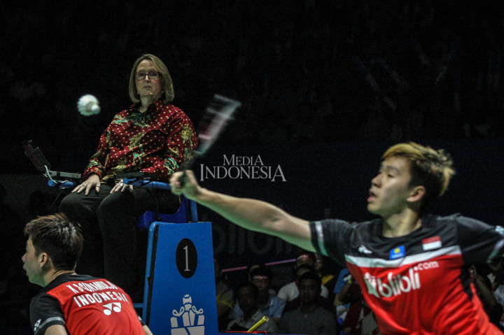 Wasit asal Australis Kelly Hoare menggunakan batik saat memimpin pertandingan antara ganda putra Indonesia Marcus Fernaldi Gideon/Kevin Sanjaya Sukamuljo melawan ganda putra Tiongkok Li Jun Hui/Liu Yu Chen pada babak semifinal Blibli Indonesia Open 2019 di Istora Senayan, Jakarta, Sabtu, 20 Juli 2019.