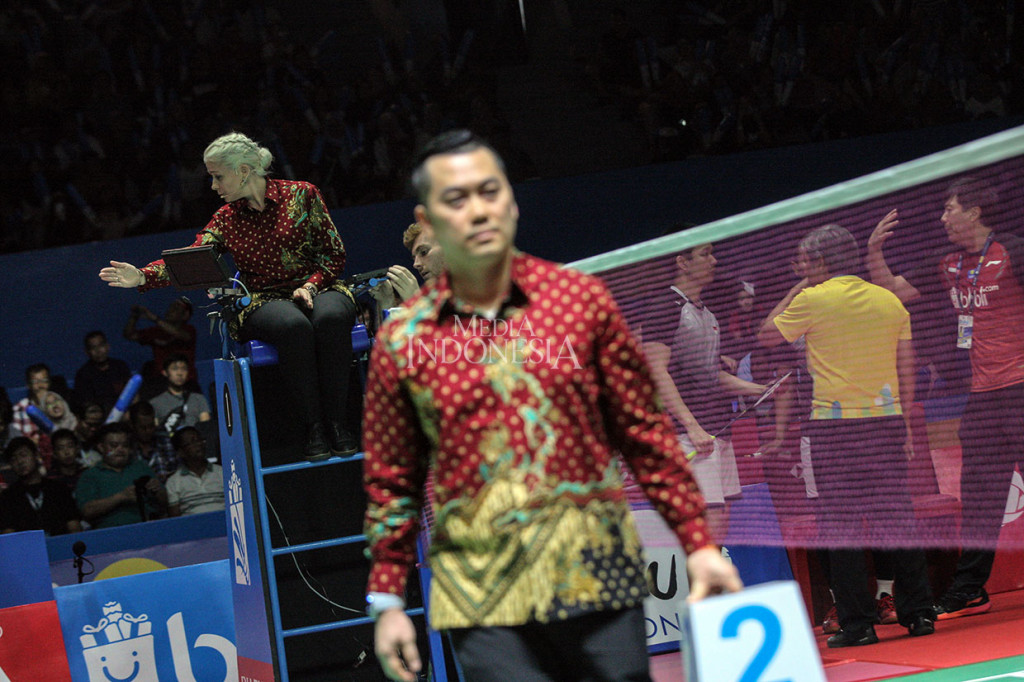 Wasit asal Estonia Iris Metspalu menggunakan batik saat memimpin pertandingan antara ganda putra Indonesia Mohammad Ahsan/ Hendra Setiawan melawanganda putra Jepang Takuro Hoki/Yugo Kobayashi pada babak semifinal Blibli Indonesia Open 2019.