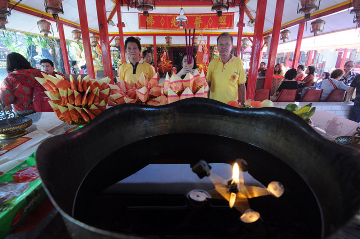 Umat Buddha bersembahyang saat memperingati Dewi Kwan Im mencapai kesempurnaan di Vihara Avalokitesvara, Pamekasan.
