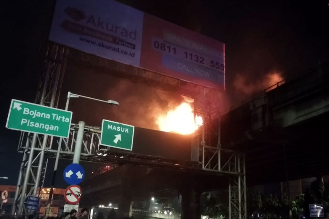 truk pertamina terbakar di tol dalam kota 3 orang tewas medcomid