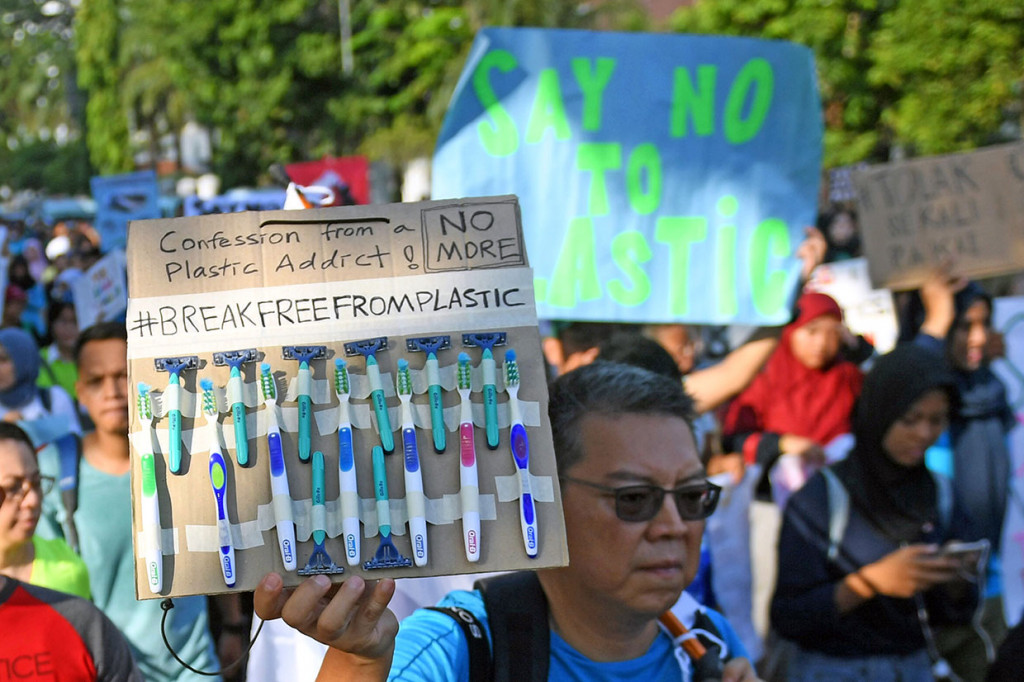 Kampanye tolak plastik sekali pakai dimulai dari Bundaran HI menuju Taman Aspirasi Monas, yang diikuti sekitar 1.000 peserta dari berbagai elemen masyarakat mulai dari pelajar, mahasiswa, NGO dan ibu rumah tangga. Kampanye ini juga didukung oleh 49 elemen lembaga dan NGO maupun komunitas di bidang lingkungan seperti Walhi, Greenpeace, WWF, ECONusa dan masih banyak lainnya.