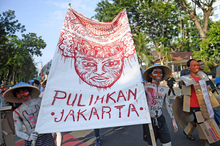 Pawai bebas plastik ini menjadi aksi terbesar di Indonesia untuk menolak plastik sekali pakai. Kegiatan diisi dengan pawai, orasi, 'flash mob', monster plastik dan pertunjukan musik. Kampanye ini mengedukasi masyarakat terkait bahaya atau dampak buruk penggunaan kantong plastik sekali pakai.