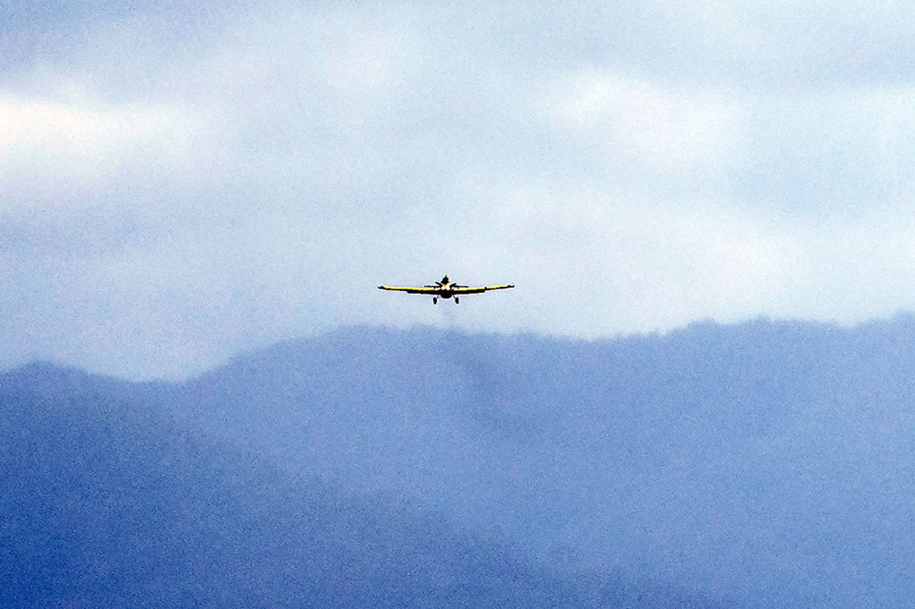 Bertetangga dengan Serawak membuat masyarakat Krayan bergantung kebutuhan pangan terutama kebutuhan akan bahan bakar minyak (BBM). Ketergantungan yang sudah menahun ini mulai dipangkas oleh Pemerintah setelah Pertamina mendatangkan BBM satu harga dengan pesawat air tractor Pelita Air Service.