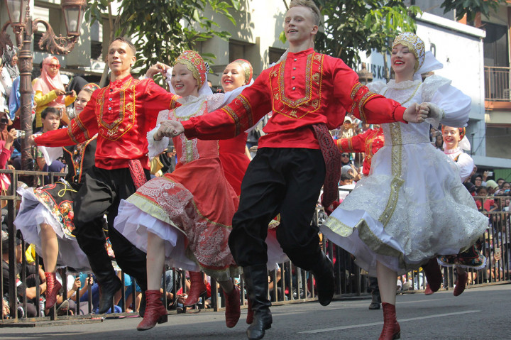 Peserta dari Rusia mengikuti karnaval pada parade lintas budaya di Jalan Tunjungan, Surabaya, Jawa Timur, Minggu, 21 Juli 2019.
