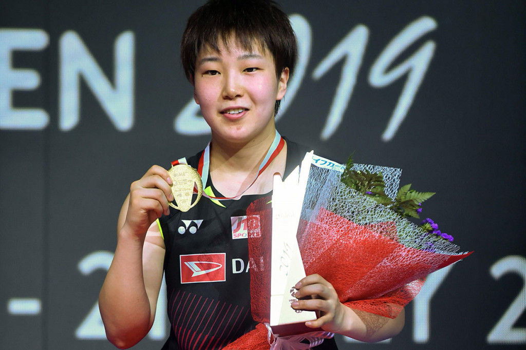 Pebulu tangkis tunggal putri asal Jepang Akane Yamaguchi berpose di atas podium usai memastikan diri menjadi juara turnamen Blibli Indonesia Open 2019, di Istora Gelora Bung Karno, Jakarta, Minggu, 21 Juli 2019.