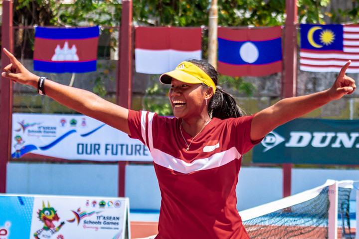Petenis Indonesia Fitriana Sabrina melakukan selebrasi seusai mengalahkan petenis Thailand Lunda Kumhom pada pertandingan Round Robin Tenis Beregu Putri ASEAN Schools Games ke-11 Tahun 2019 di GOR Tri Lomba Juang, Semarang, Jawa Tengah, Minggu, 21 Juli 2019.