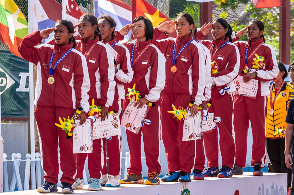 Tim tenis putri Indonesia berhasil menyabet medali emas setelah mengalahkan tim tenis putri Thailand dengan skor 4-1. 