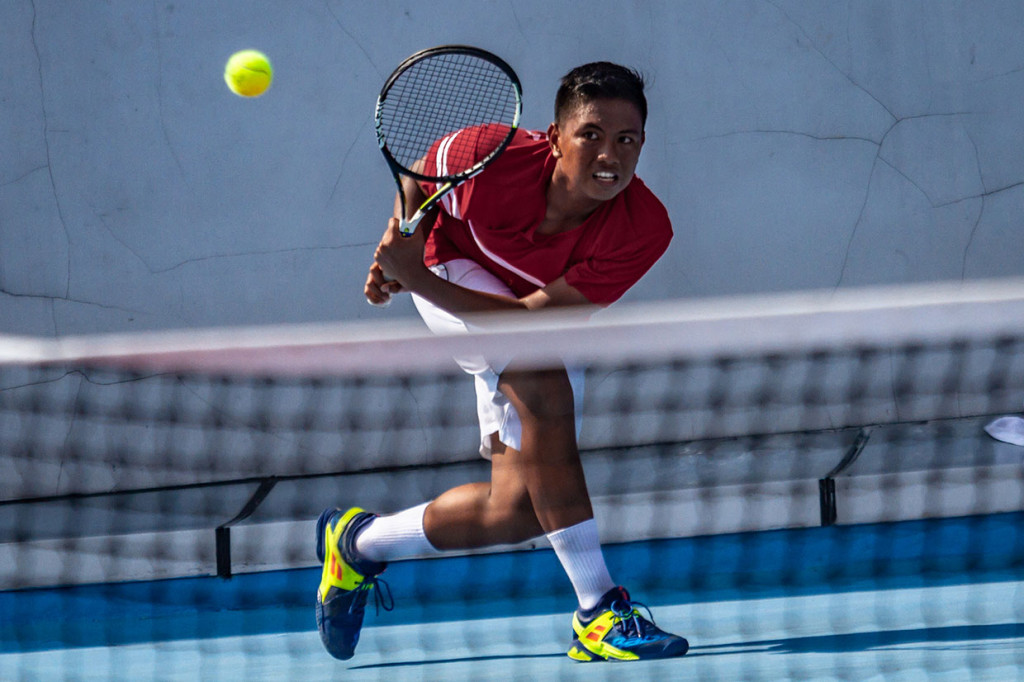 Kesuksesan tim putri Indonesia juga diikuti tim beregu putra. Tim tenis putra Indonesia berhasil menyabet medali emas setelah mengalahkan Thailand dengan skor 3-2.