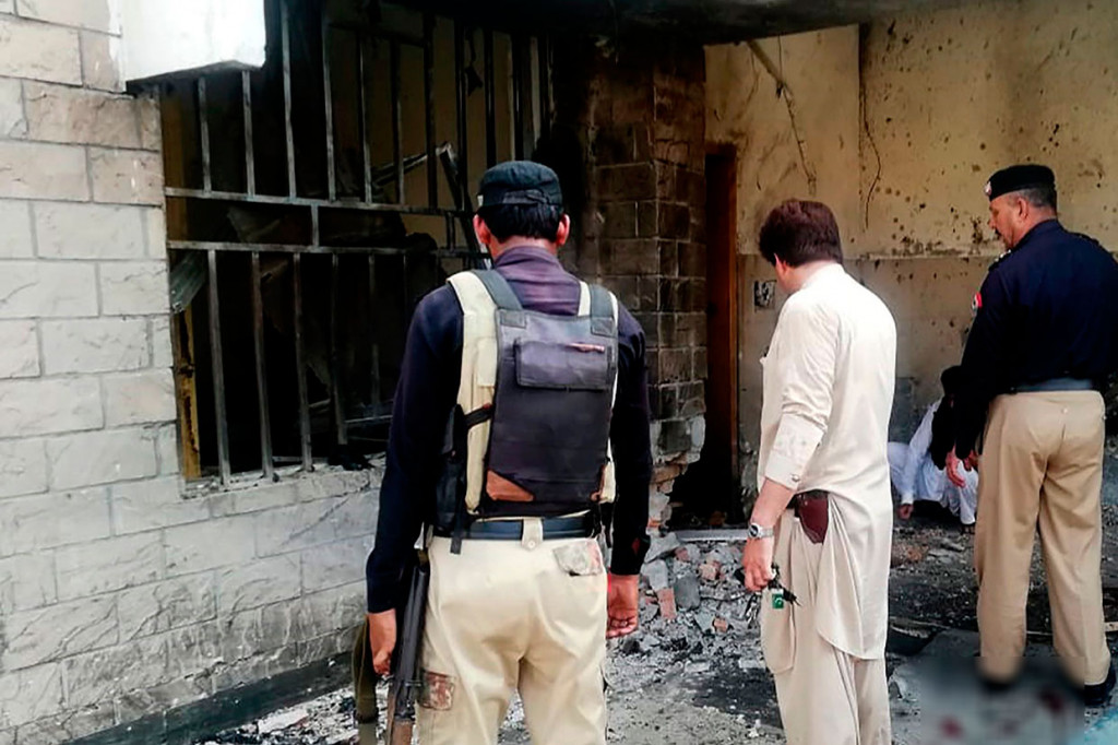 Serangan yang terjadi di pintu masuk sebuah rumah sakit di Desa Kotlan Saidan di pinggiran kota barat laut Dera Ismail Khan tersebut menewaskan sedikitnya enam orang dan melukai belasan lainya.