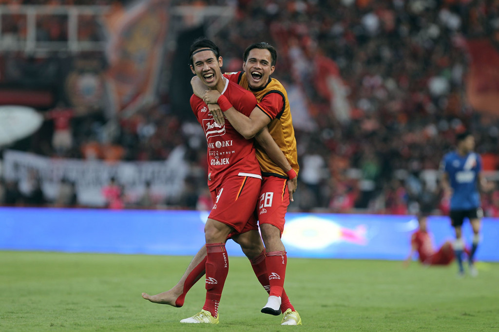 Pemain belakang Persija Jakarta Ryuji Utomo (kiri) bersama dengan Rezaldi Hehanusa merayakan kemenangan seusai pertandingan melawan PSM Makassar pada putaran pertama Final Piala Indonesia di Stadion Utama Gelora Bung Karno, Minggu, 21 Juli 2019. MI/Pius Erlangga