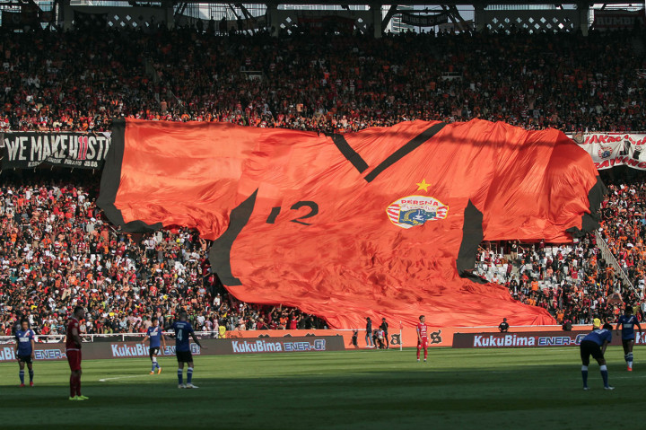 Aksi suporter pendukung Persija Jakarta membentangkan jersey raksasa tim kesayangan mereka saat pertandingan melawan PSM Makassar pada laga putaran pertama Final Piala Indonesia 2018 di Stadion Utama Gelora Bung Karno, Jakarta. MI/Pius Erlangga