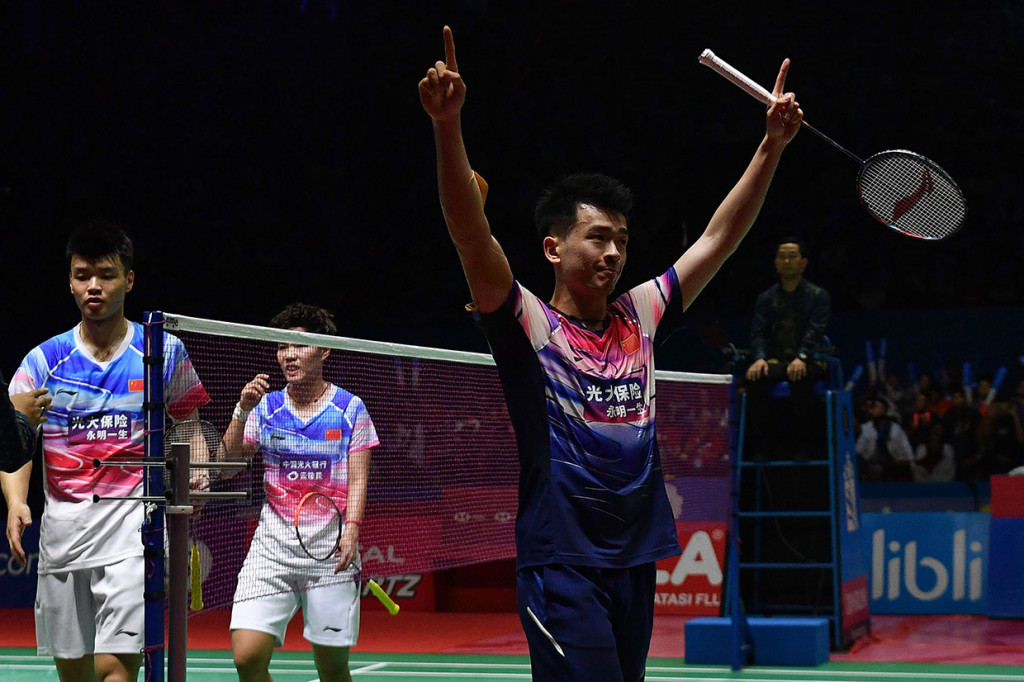 Ganda campuran Tiongkok Zheng Siwei (kanan) yang berpasangan dengan Huang Ya Qiong melakukan selebrasi usai menang atas rekan senegaranya Wang Yi Lyu (kiri) dan Huang Dong Ping dalam final Blibli Indonesia Open 2019 di Istora Gelora Bung Karno, Jakarta, Minggu, 21 Juli 2019. 