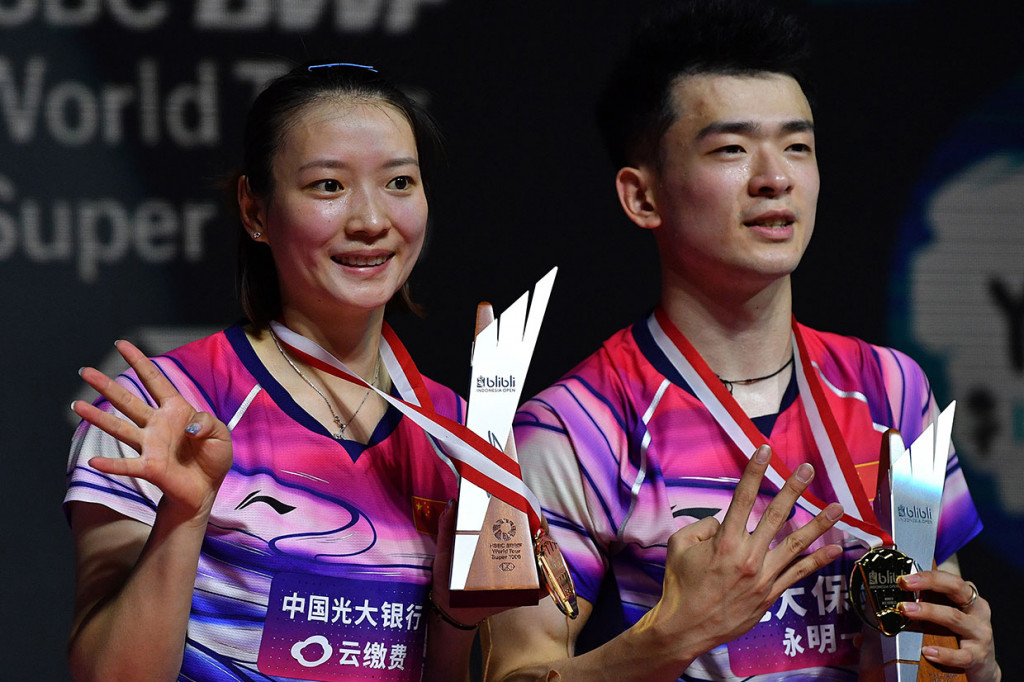 Unggulan pertama Zheng Siwei-Huang Ya Qiong keluar sebagai juara nomor ganda campuran setelah menang atas unggulan kedua turnamen itu dua gim langsung 21-13, 21-18 dalam waktu 30. 