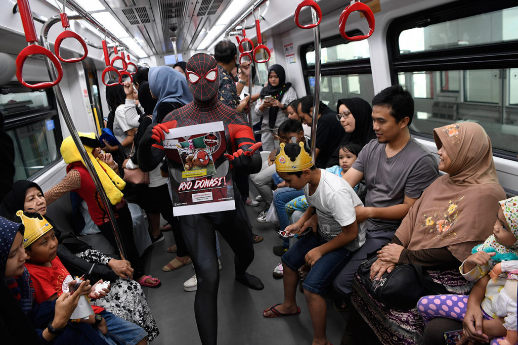 Komunitas Spiderman, Spider Verse.id, menggalang dana untuk pasien hidrosefalus di LRT, Jakarta, Minggu, 21 Juli 2019.