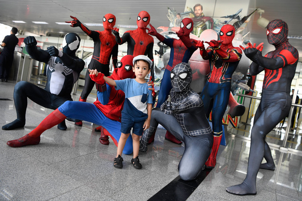 Komunitas Spiderman, Spider Verse.id, berpose bersama pengguna LRT di sela penggalangan dana untuk pasien hidrosefalus, Saira Putri Asarnya.
