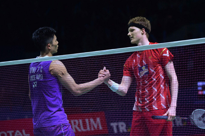 Pebulutangkis tunggal putra asal Taiwan Chou Tien Chen (kiri) mendapat ucapan selamat dari lawannya pebulutangkis Denmark Anders Antonsen usai laga final Blibli Indonesia Open 2019 di Lapangan 1 Istora Gelora Bung Karno, Minggu, 21 Juli 2019.