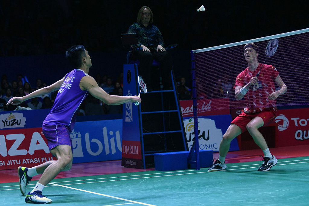 Sebelum bertarung di final, di babak semifinal yang berlangsung pada Sabtu, 21 Juli kemarin, Chou menumbangkan pebulutangkis asal Thailand Kantaphon Wangcharoen juga dengan tiga gim dengan skor 21-19, 18-21, 21-16. 