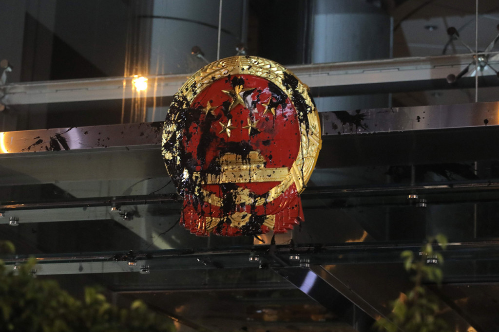 Beberapa pengunjuk rasa melempari telur ke dinding Kantor Penghubung Beijing. Afp Photo/Vivek Prakash