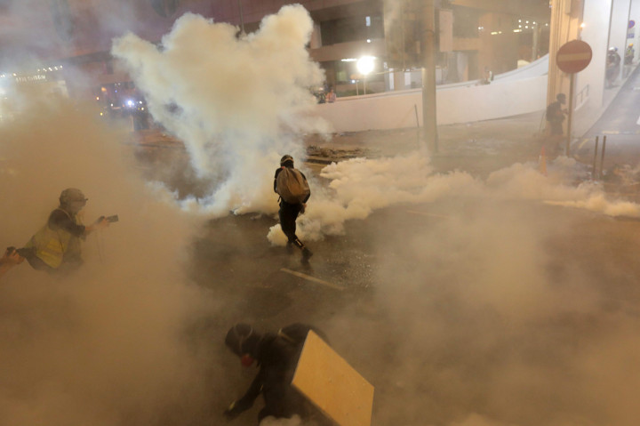 Polisi anti huru lantas bertindak keras dengan melepaskan tembakan peluru karet dan gas air mata untuk membubarkan massa. Afp Photo/Vivek Prakash