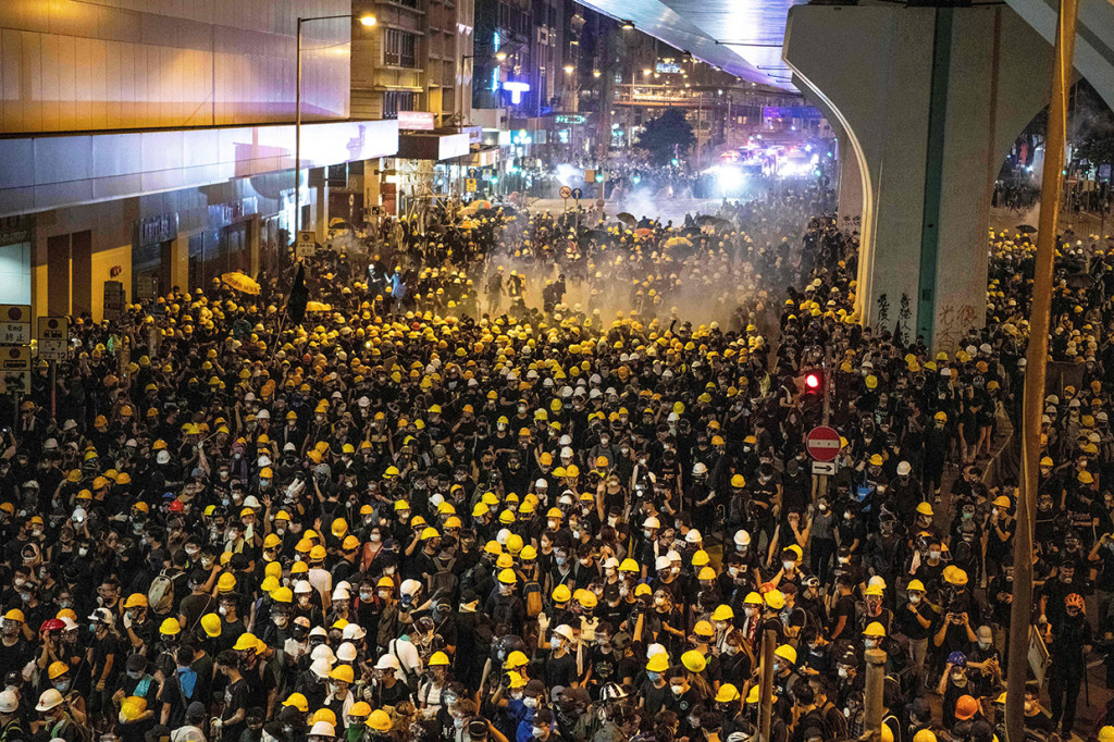 Ribuan pengunjuk rasa turun ke jalan dan berdemo di depan kantor perwakilan Tiongkok di Hong Kong. Afp Photo/Laurel Chor