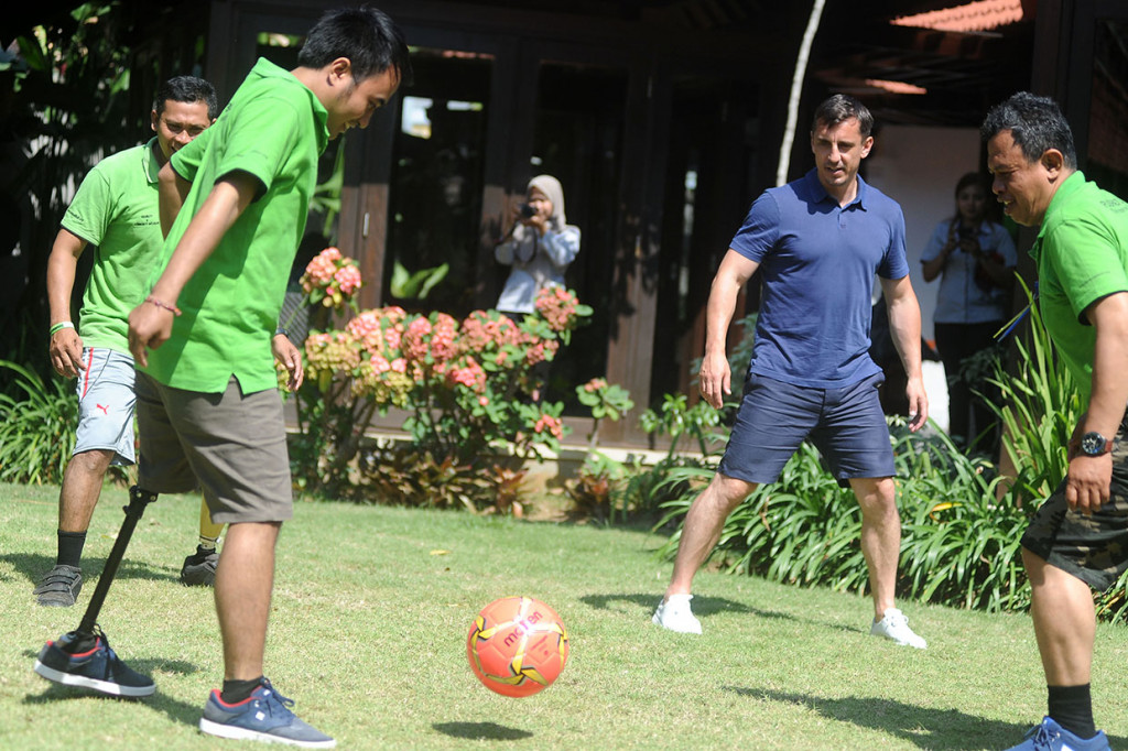 Dalam kunjungannya, Gary Neville memberikan coaching clinic dan motivasi kepada para penyandang disabilitas sekaligus mengamati aktivitas di sejumlah yayasan yang ada di pusat kegiatan sosial Annika Linden Centre tersebut. 