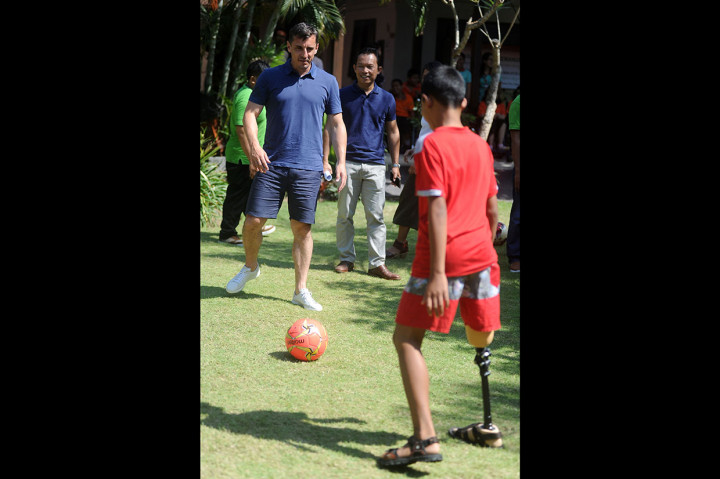 Mantan pesepak bola Manchester United Gary Neville (kedua kanan) bermain sepak bola bersama penyandang disabilitas saat mengunjungi Annika Linden Centre di Denpasar, Bali.
